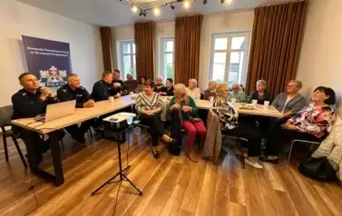 SPOTKANIE SENIOR&Oacute;W Z POLICJĄ 2