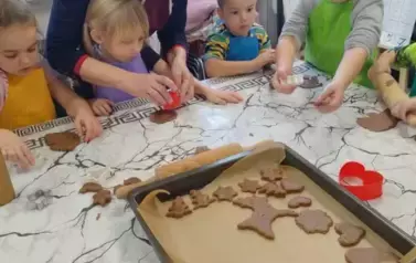 Międzypokoleniowe warsztaty pieczenia piernik&oacute;w 4