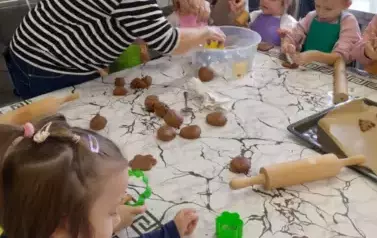 Międzypokoleniowe warsztaty pieczenia piernik&oacute;w 7