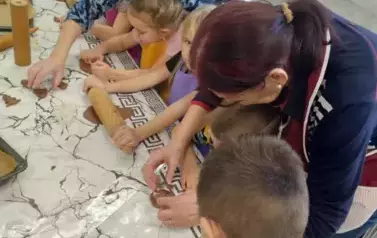 Międzypokoleniowe warsztaty pieczenia piernik&oacute;w 10