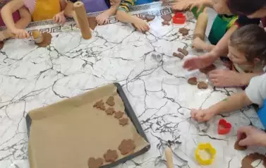 Międzypokoleniowe warsztaty pieczenia piernik&oacute;w 13