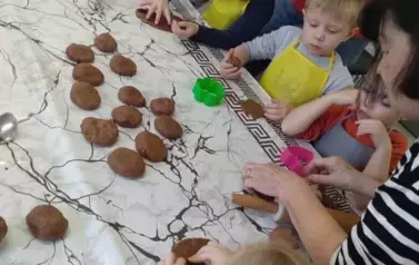 Międzypokoleniowe warsztaty pieczenia piernik&oacute;w 16