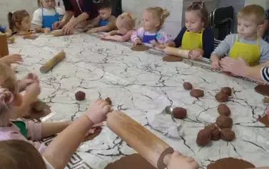 Międzypokoleniowe warsztaty pieczenia piernik&oacute;w 17