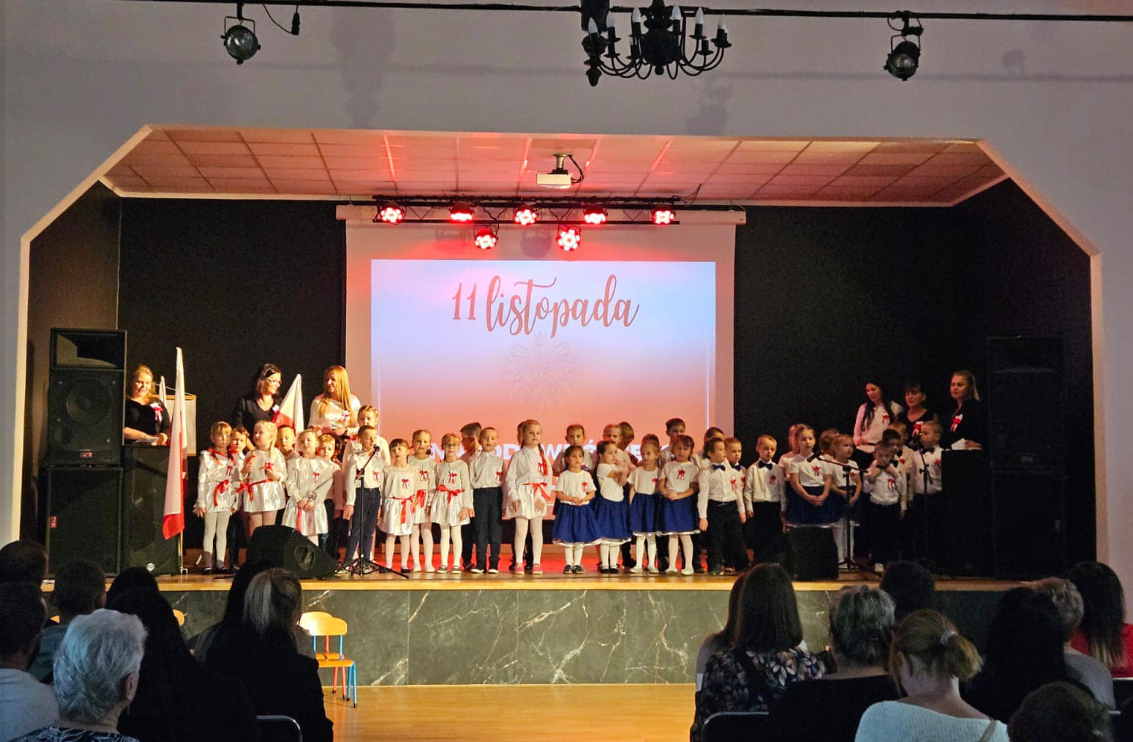Dzieci wraz z&nbsp;radą pedagogiczną z&nbsp;przedszkola "Chatka Puchatka" na&nbsp;uroczystości z&nbsp;okazji Święta Niepodległości